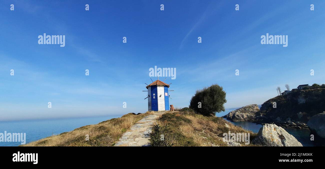 Istanbul, Türkei - 12 2022. Februar: Windmühle in Sile, sonniger Tagesausflug am Meer, Aspekt des Reisenden. Stockfoto