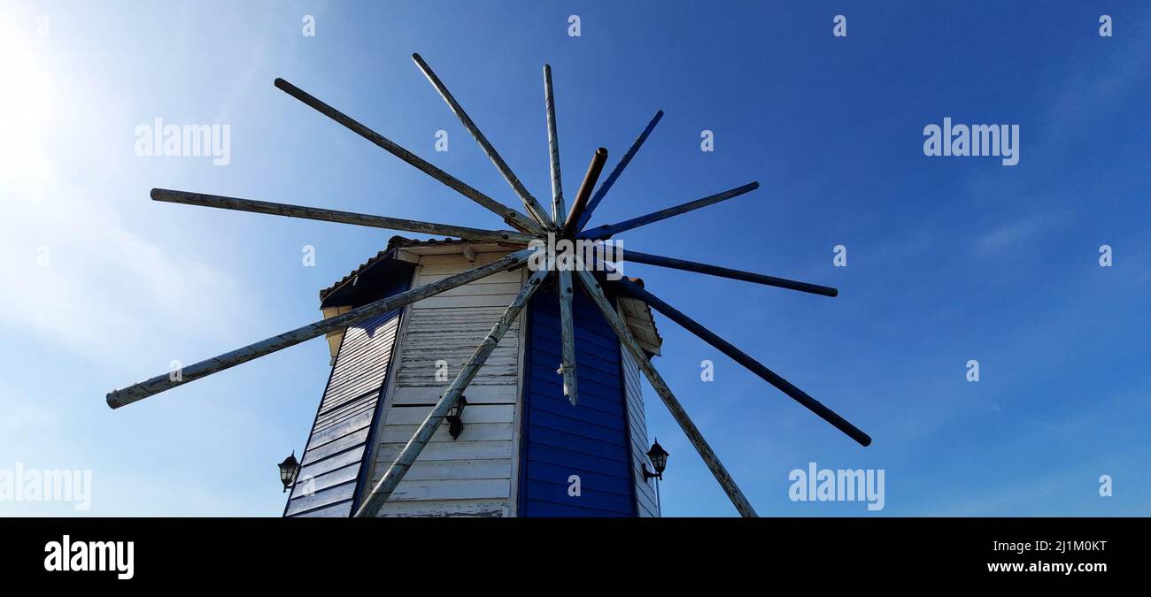 Istanbul, Türkei - 12 2022. Februar: Windmühle in Sile, sonniger Tagesausflug am Meer, Aspekt des Reisenden. Stockfoto