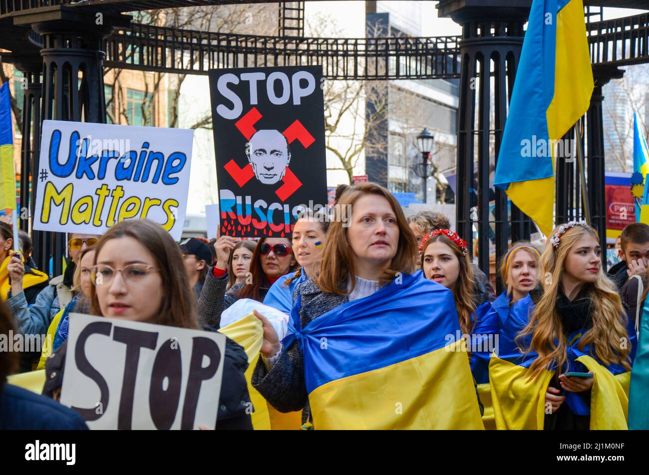 Während des Muttermarsches (auf der ganzen Welt) werden Demonstranten mit ukrainischer Flagge gesehen, um Russlands Invasion der Ukraine bei der United Natio anzuprangern Stockfoto