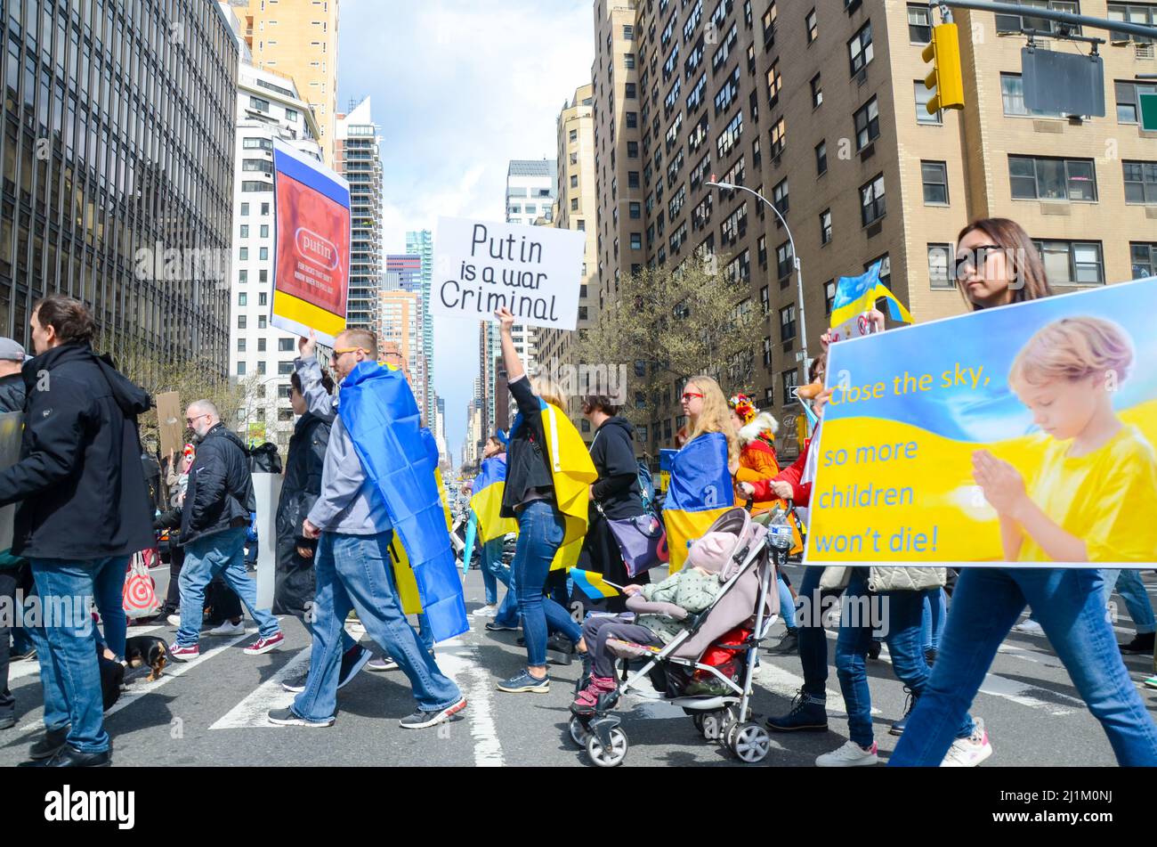 Während des Muttermarsches (auf der ganzen Welt) werden Demonstranten mit ukrainischer Flagge gesehen, um Russlands Invasion der Ukraine bei der United Natio anzuprangern Stockfoto