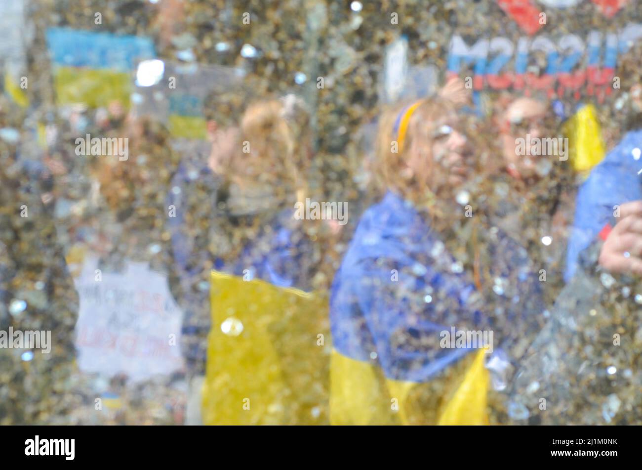 Während des Muttermarsches (auf der ganzen Welt) werden Demonstranten mit ukrainischer Flagge gesehen, um Russlands Invasion der Ukraine bei der United Natio anzuprangern Stockfoto