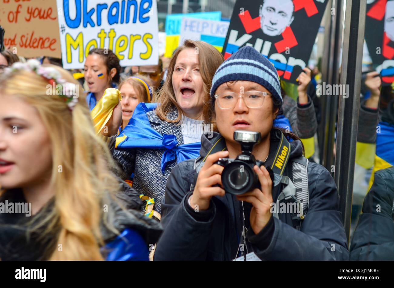 Der Fotograf Jim Kim wird beim Muttermarsch beobachtet, wie er auf dem Platz der Vereinten Nationen in New York C Fotos macht, um Russlands Invasion in der Ukraine zu verurteilen Stockfoto