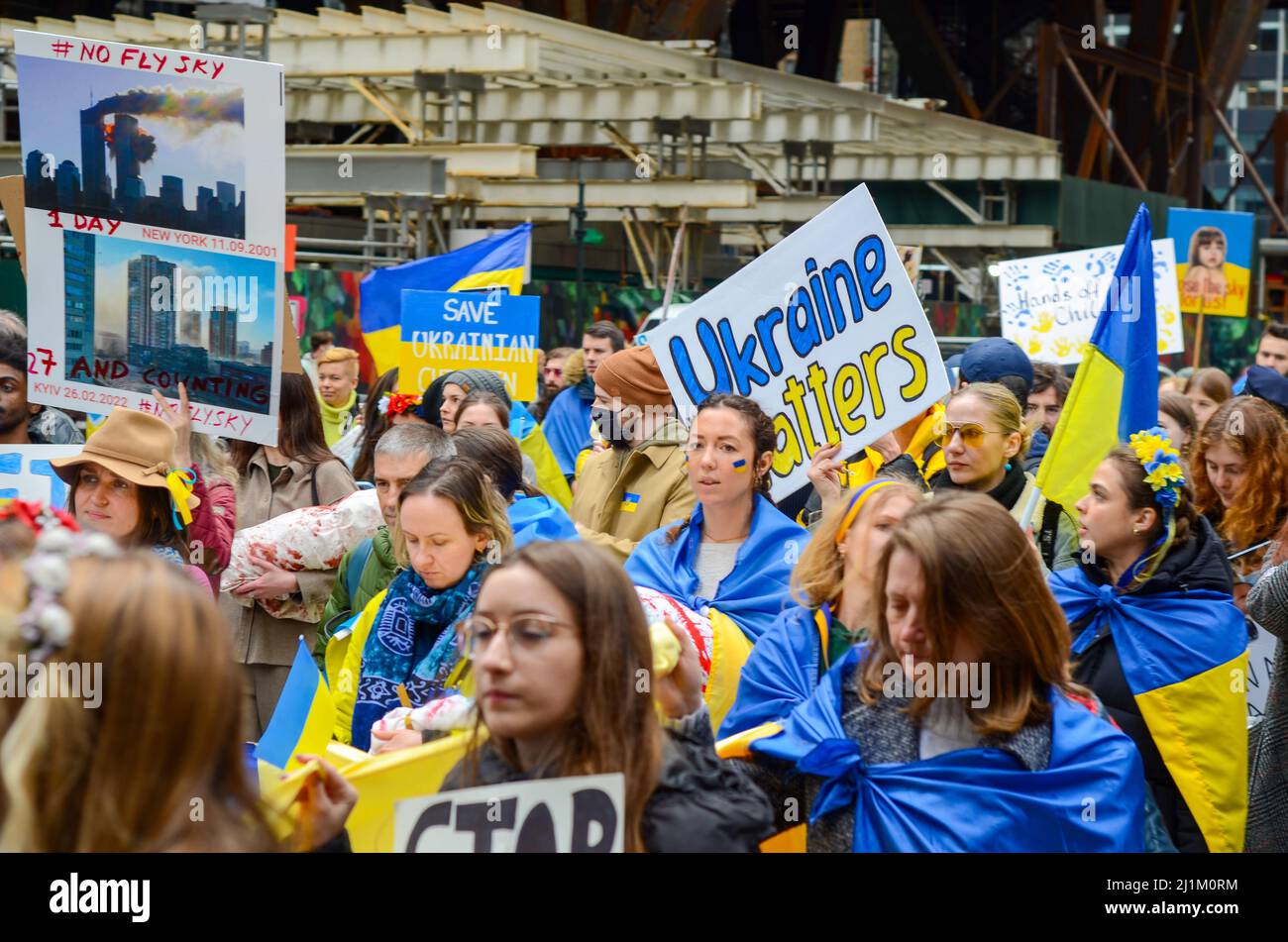 Demonstranten, die blau und gelb (ukrainische Flagge) trugen, um Solidarität mit der Ukraine zu zeigen, während die Mütter auf dem platz der Vereinten Nationen marschieren und m Stockfoto