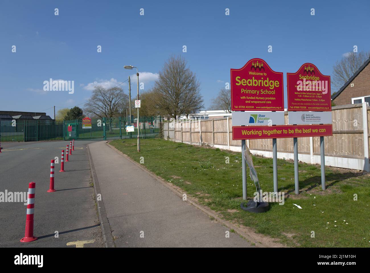 Bilder von Newcastle-under-Lyme in Staffordshire, einschließlich der Seabridge School im Stadtzentrum, der Geschäfte und der guildhall und des Büros von Aaron Bell MP Stockfoto