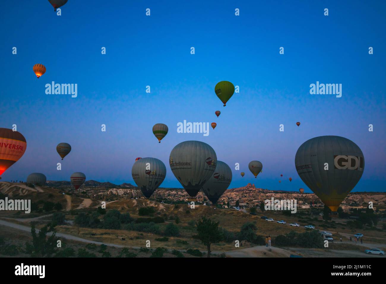 Kappadokien-Ballons bei Sonnenaufgang. Reise zum cappadocia-Hintergrundbild. Nevsehir Türkei - 7.2.2021 Stockfoto