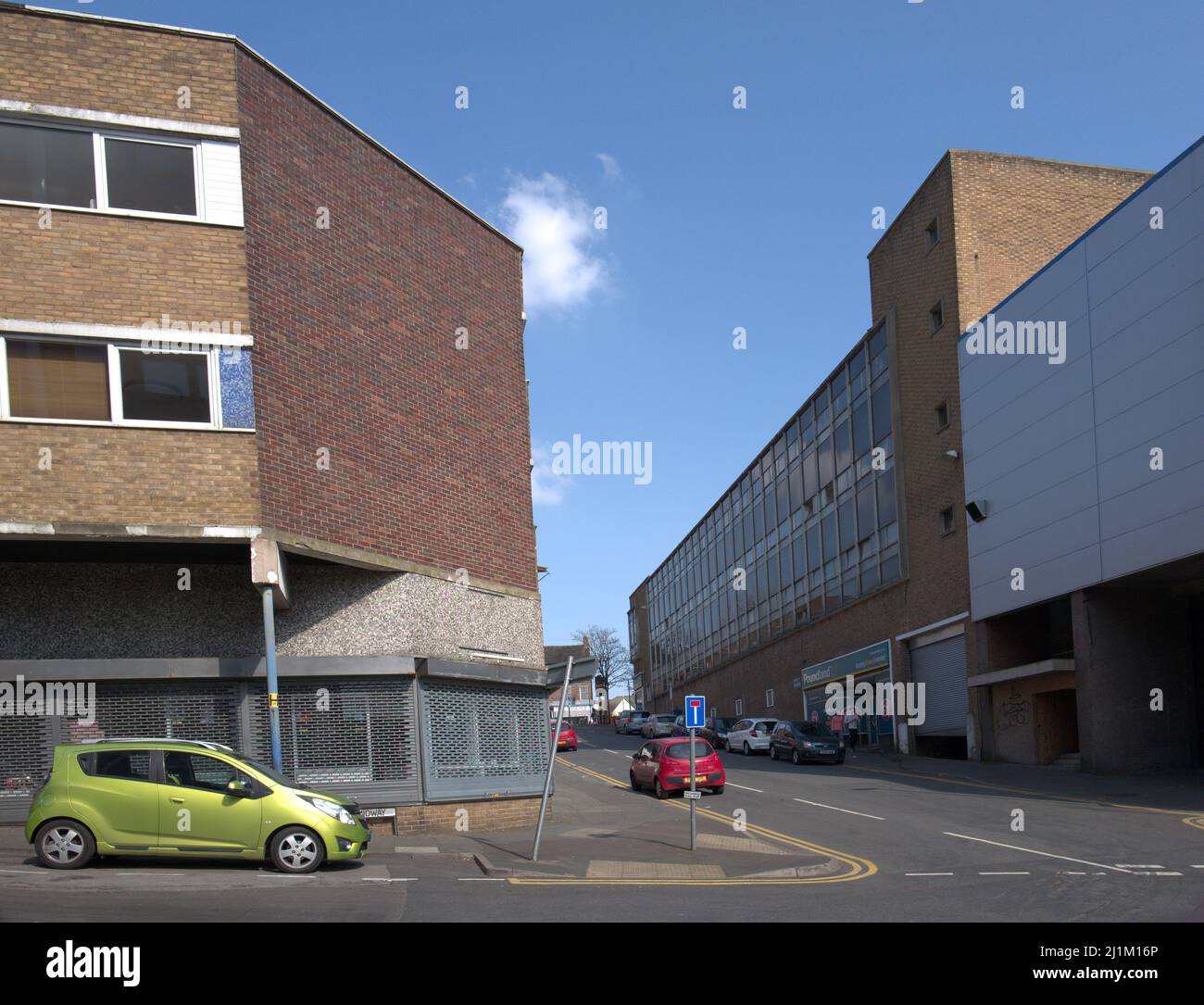 Bilder von Newcastle-under-Lyme in Staffordshire, einschließlich der Seabridge School im Stadtzentrum, der Geschäfte und der guildhall und des Büros von Aaron Bell MP Stockfoto