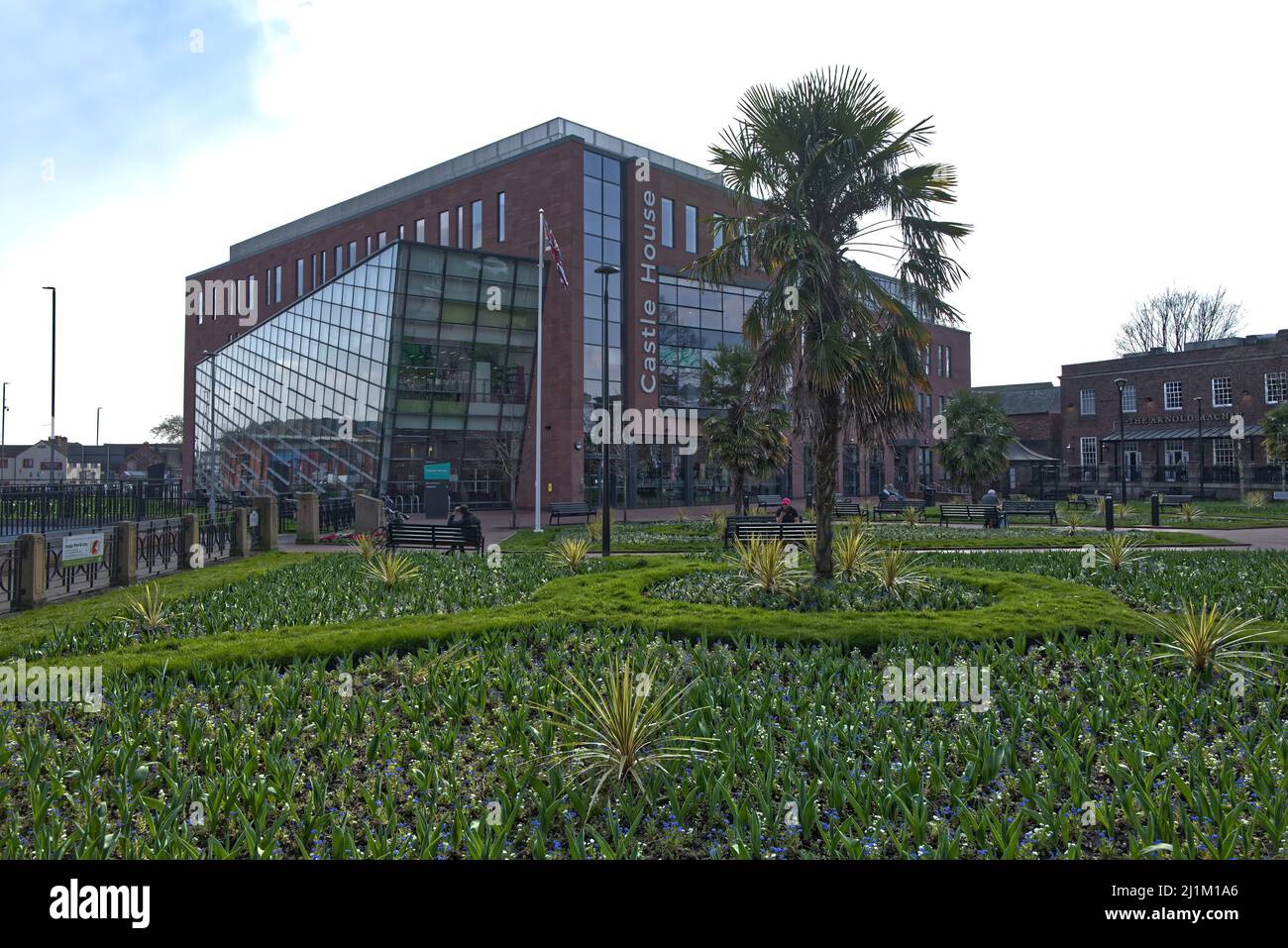 Bilder von Newcastle-under-Lyme in Staffordshire, einschließlich der Seabridge School im Stadtzentrum, der Geschäfte und der guildhall und des Büros von Aaron Bell MP Stockfoto