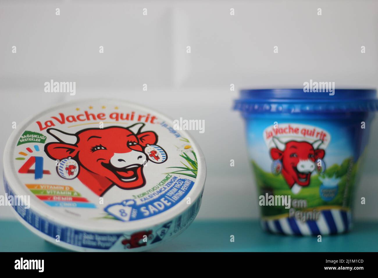 Istanbul, Türkei - März 09 2022: Die Lachende Kuh, bekannt als La Vache Qui Rit Marke Frischkäse Produkt, Küche Konzept Idee. Stockfoto