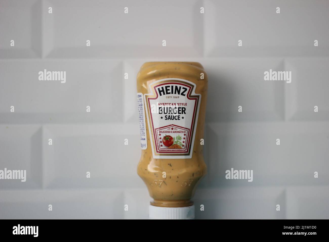 Istanbul, Türkei- März 09 2022: Heinz Brand Burger Sauce Produkt allein, isolierte Flasche, Küche Konzept Idee auf weißem Hintergrund. Stockfoto