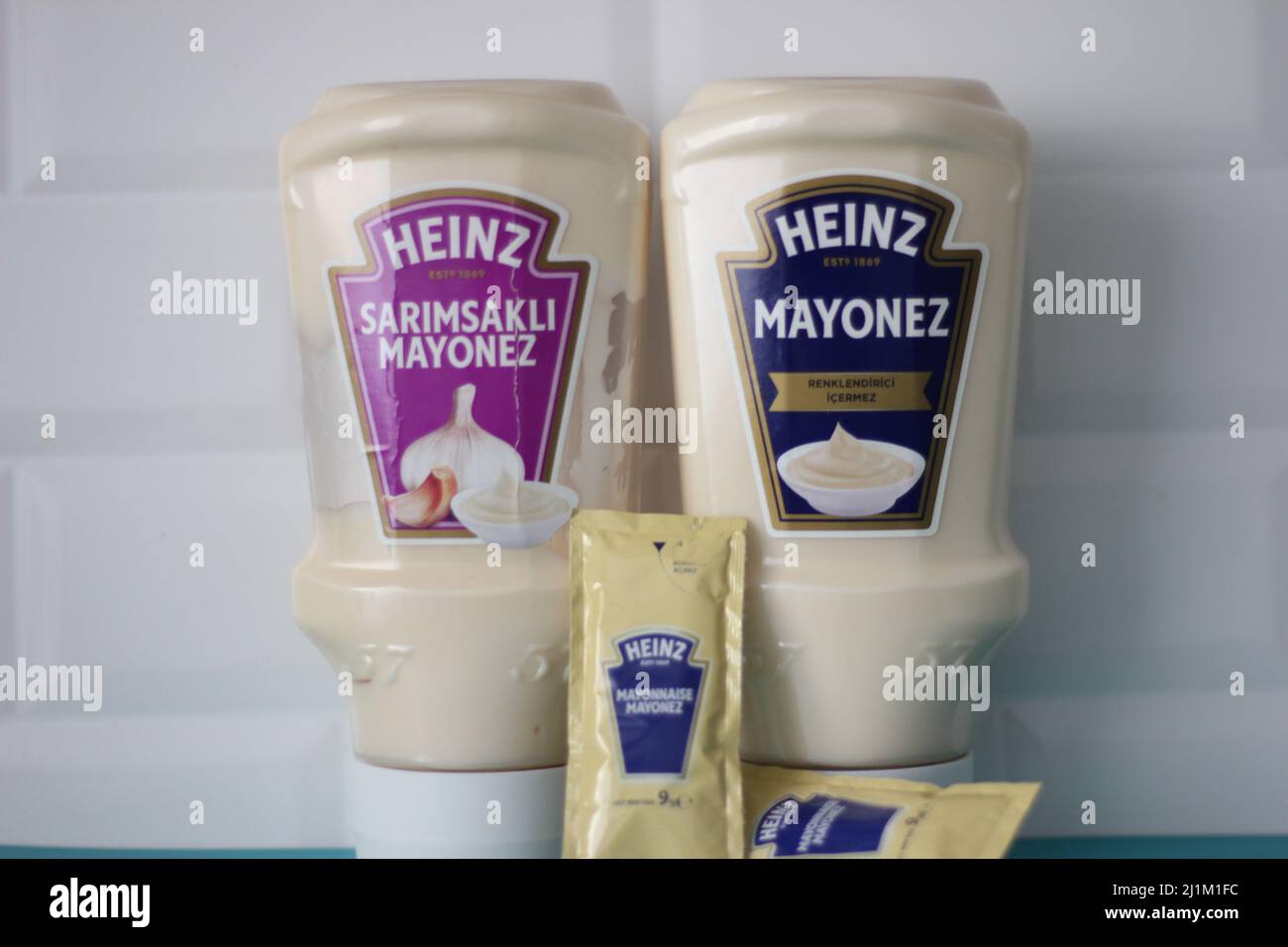 Istanbul, Türkei - März 09 2022: Heinz Marken verschiedene Mayonnaise-Flaschenprodukte, Küchenkonzept Idee. Stockfoto