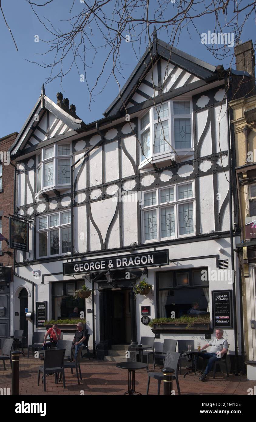 Bilder von Newcastle-under-Lyme in Staffordshire, einschließlich der Seabridge School im Stadtzentrum, der Geschäfte und der guildhall und des Büros von Aaron Bell MP Stockfoto