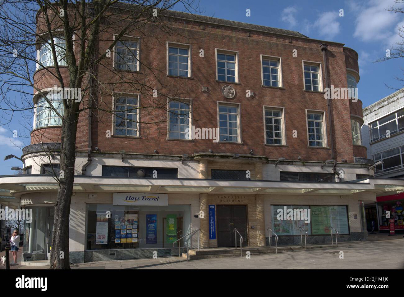 Bilder von Newcastle-under-Lyme in Staffordshire, einschließlich der Seabridge School im Stadtzentrum, der Geschäfte und der guildhall und des Büros von Aaron Bell MP Stockfoto