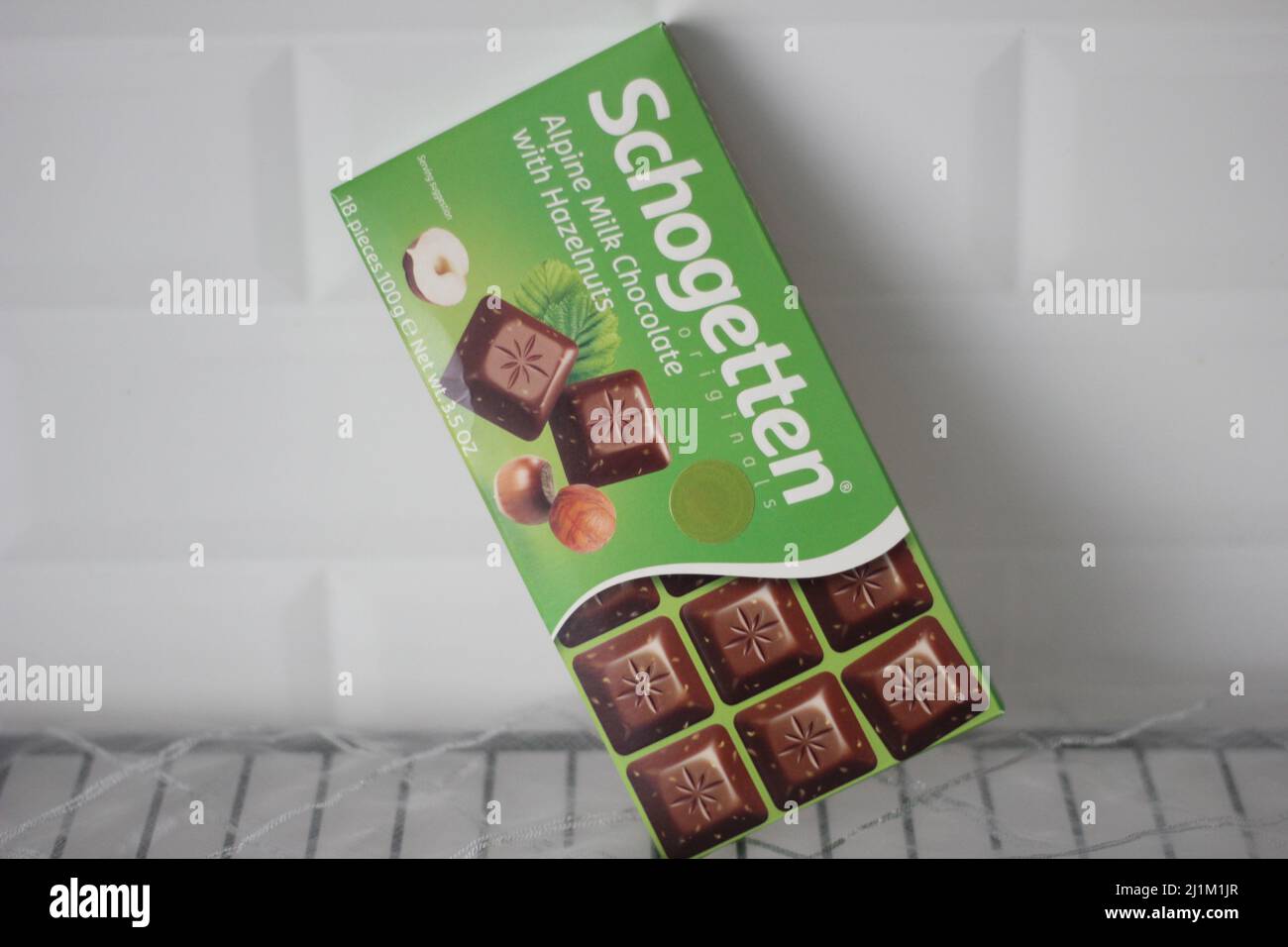 Istanbul, Türkei- März 09 2022: Schogetten Marke grüne Tablette Schokolade Produkt mit Haselnüssen, Küche Konzept Idee. Stockfoto