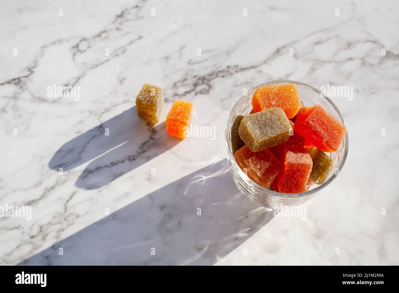 Verschiedene Farben Fruchtpaste in einer Glasschale, hartes natürliches Licht Stockfoto