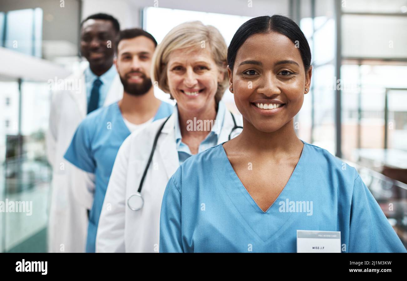 Das Know-how und die Fähigkeiten verschiedener Fachleute zusammenführen. Porträt einer Gruppe von Ärzten, die in einem Krankenhaus zusammenstehen. Stockfoto
