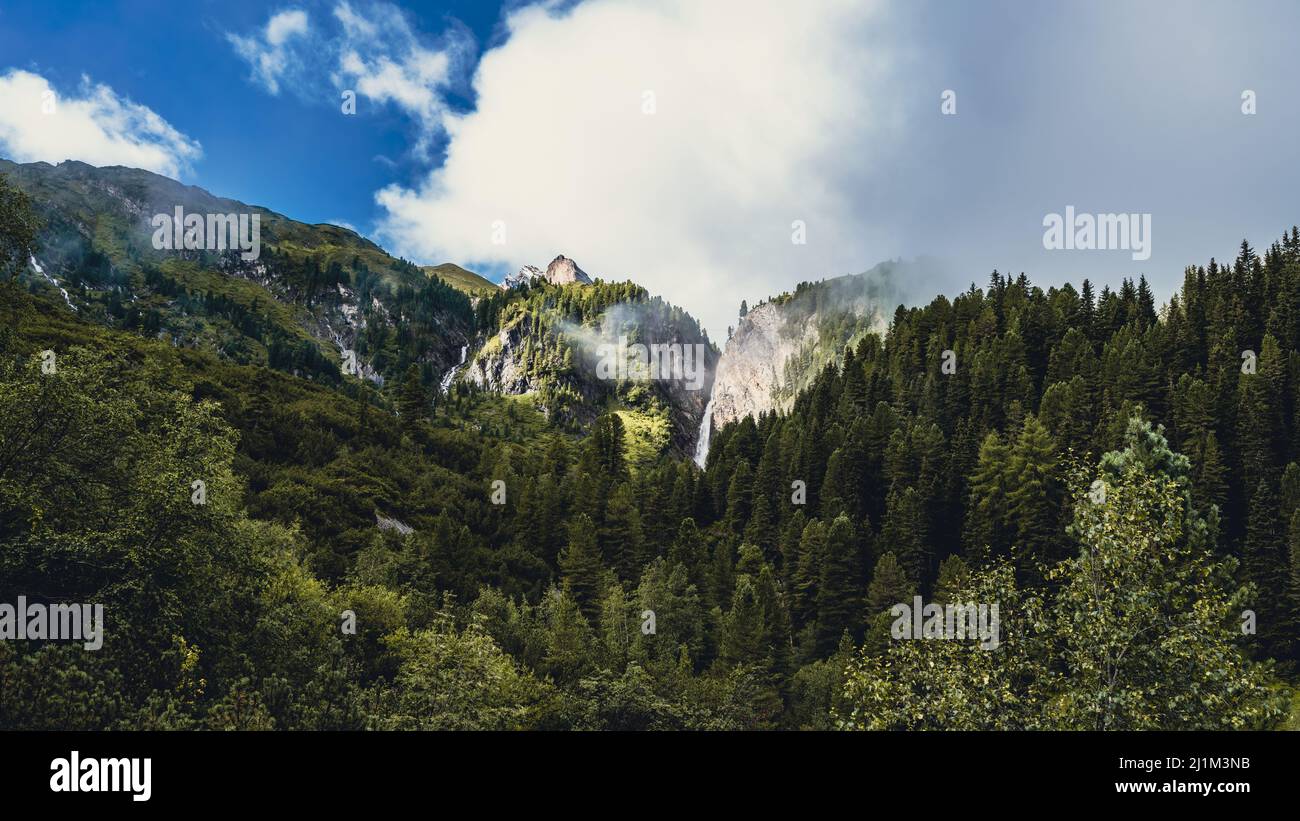 Landschaftlich reizvolle Aussicht auf die herrliche Bergnatur in Österreich Stockfoto