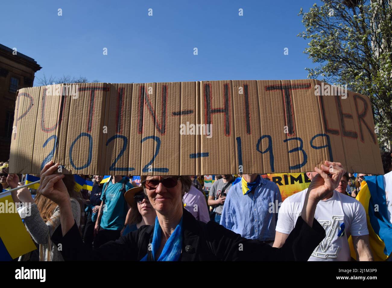 London, England, Großbritannien. 26. März 2022. Ein Protestler hält in der Park Lane ein Schild, das Putin mit Hitler vergleicht, während der Londoner Stände mit dem Ukraine-marsch. Tausende von Menschen marschierten aus Solidarität mit der Ukraine von der Park Lane zum Trafalgar Square, während Russland seinen Angriff fortsetzt. (Bild: © Vuk Valcic/ZUMA Press Wire) Stockfoto