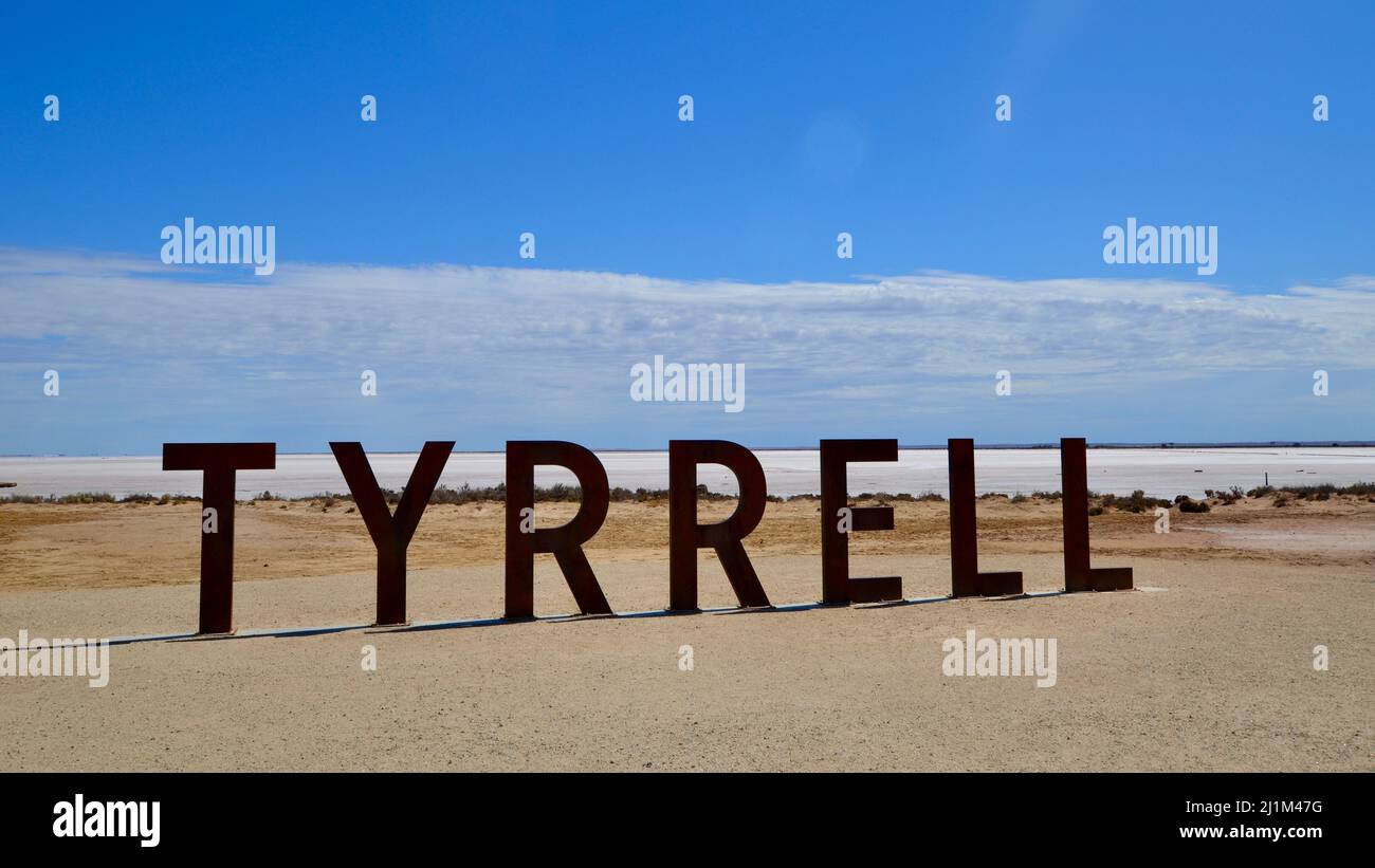 Große Metallbuchstaben im Sand heben sich vor dem Hintergrund der Salzpfanne am Lake Tyrrell im Outback Australia nahe Sea Lake ab Stockfoto