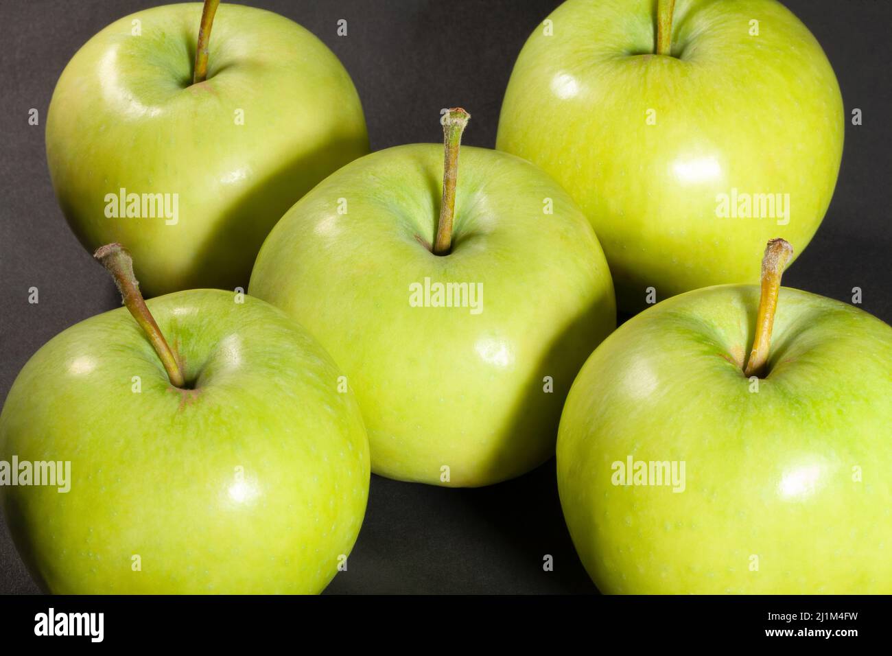Weißer Apfel auf schwarzem Hintergrund Stockfoto