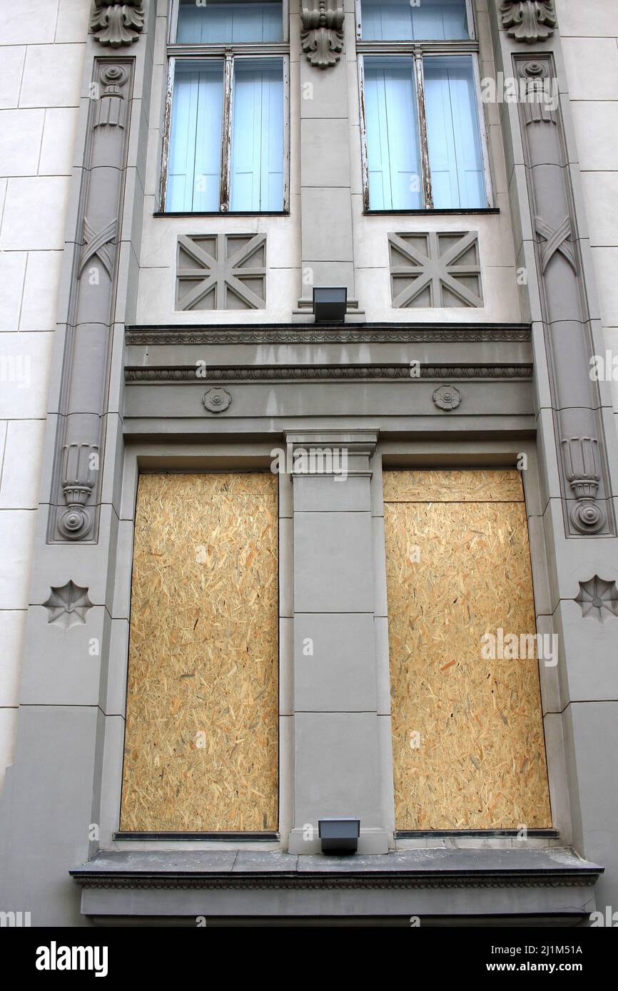 Die Fassade der Nationalen Wissenschaftsbibliothek von Odessa ist inmitten der russischen Invasion der Ukraine verladen. Stockfoto