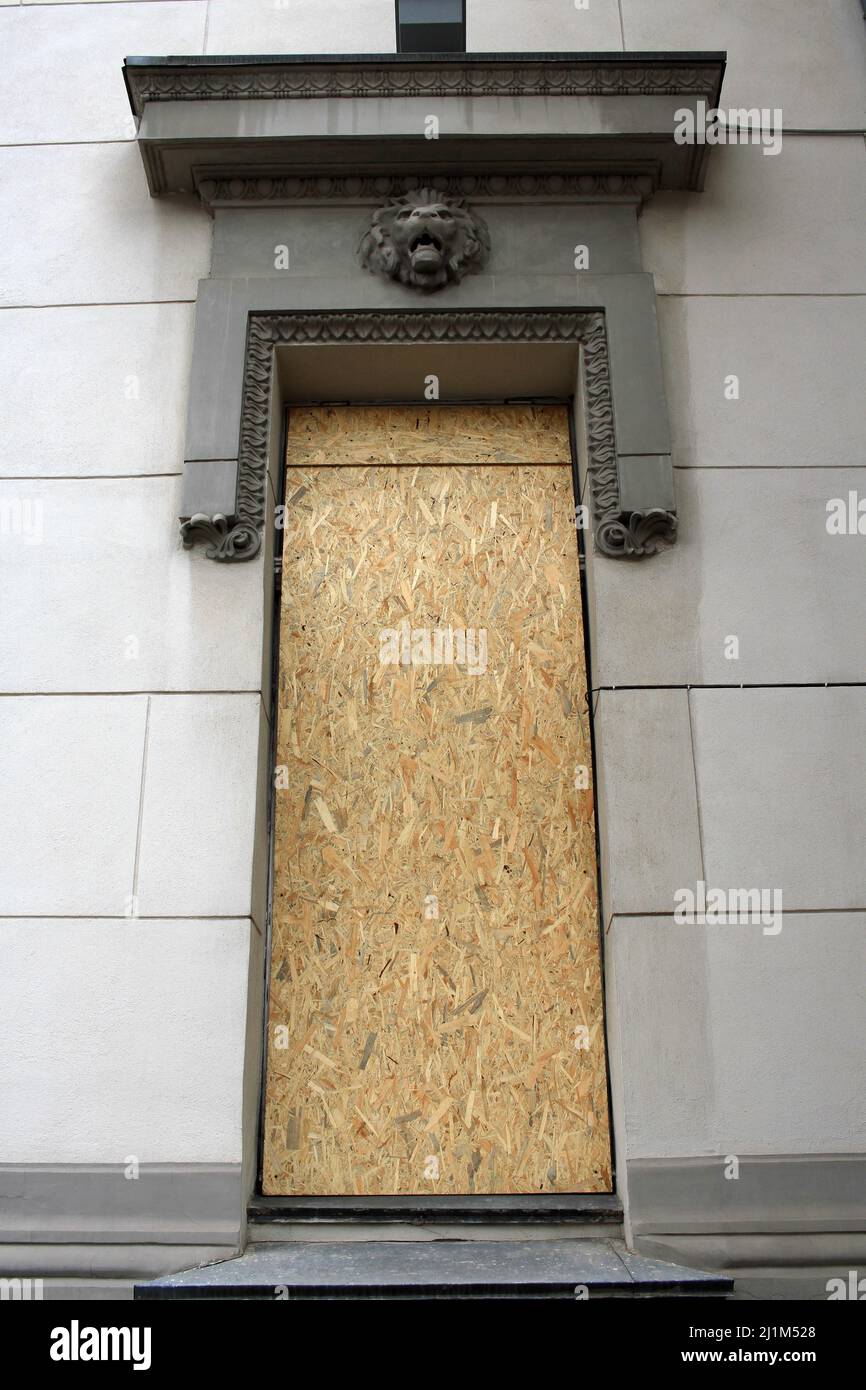 Die Fassade der Nationalen Wissenschaftsbibliothek von Odessa ist inmitten der russischen Invasion der Ukraine verladen. Stockfoto