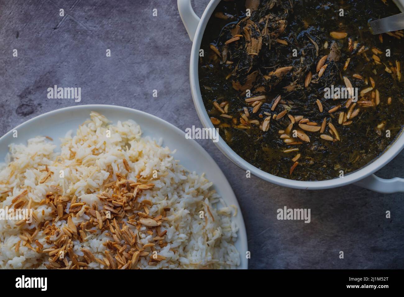 Spinat oder Sabanekh mit Huhn ein mediterranes Gericht mit Reis serviert Stockfoto