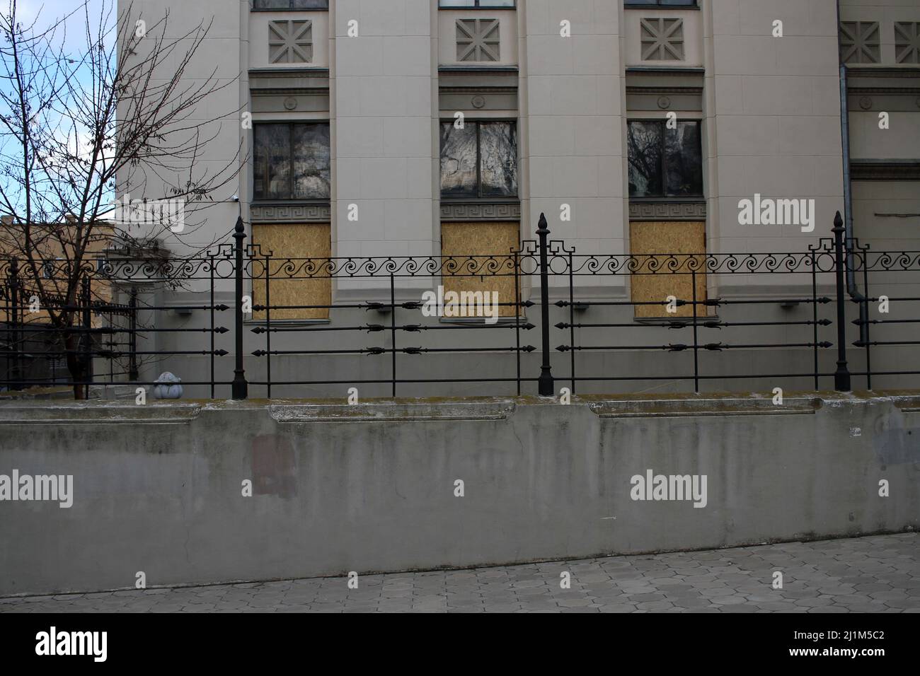 Odessa, Ukraine. 18. März 2022. Die Fassade der Nationalen Wissenschaftsbibliothek von Odessa ist inmitten der russischen Invasion der Ukraine verladen. (Foto: Viacheslav Onyshchenko/SOPA Images/Sipa USA) Quelle: SIPA USA/Alamy Live News Stockfoto