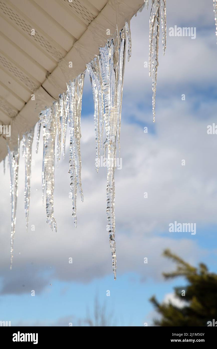 Eiszapfen hängen von der Decke Stockfoto