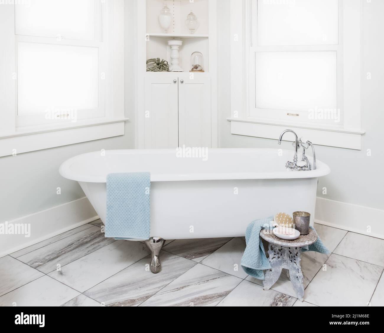 Helles, luftiges Badezimmer mit Badewanne mit Clawfoot-Auflockerklamir Stockfoto