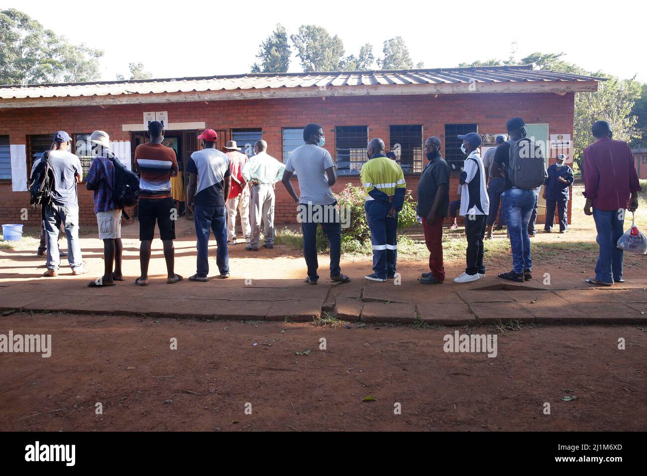 Harare, Simbabwe. 26. März 2022. Am 26. März 2022 stehen Menschen in einer Wahlstation in Harare, Simbabwe, an, um zu wählen. Simbabwe hat am Samstag eine wichtige eintägige Nachwahl der Parlaments- und Kommunalregierung abgehalten, die durch eine geringe Wahlbeteiligung in vielen Wahlkreisen gekennzeichnet war. Quelle: Shaun Jusa/Xinhua/Alamy Live News Stockfoto