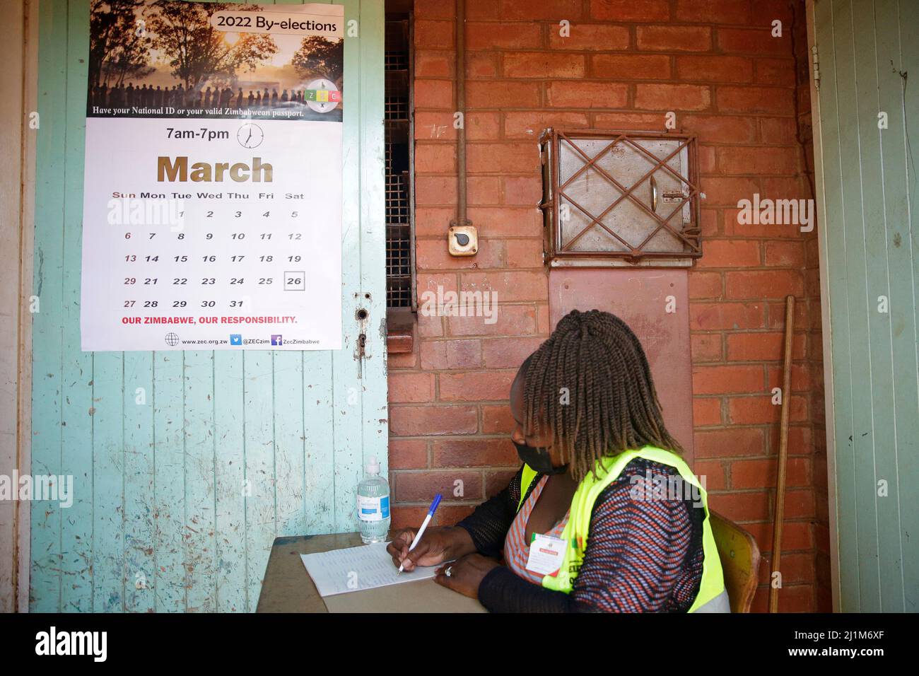 Harare, Simbabwe. 26. März 2022. Ein Mitarbeiter arbeitet am 26. März 2022 in einem Wahllokal in Harare, Simbabwe. Simbabwe hat am Samstag eine wichtige eintägige Nachwahl der Parlaments- und Kommunalregierung abgehalten, die durch eine geringe Wahlbeteiligung in vielen Wahlkreisen gekennzeichnet war. Quelle: Shaun Jusa/Xinhua/Alamy Live News Stockfoto