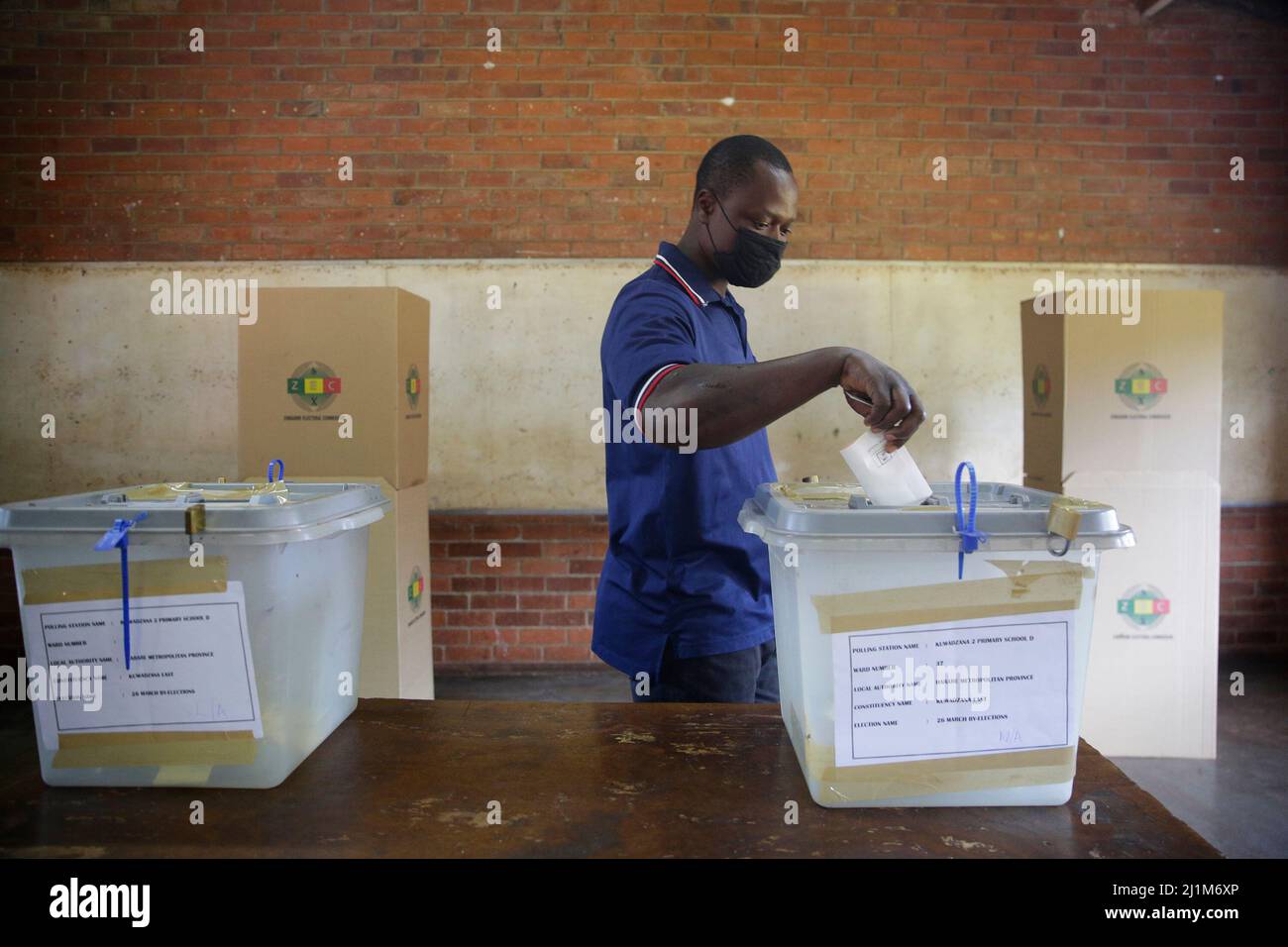 Harare, Simbabwe. 26. März 2022. Ein Mann wählt am 26. März 2022 in einem Wahllokal in Harare, Simbabwe, seine Stimme. Simbabwe hat am Samstag eine wichtige eintägige Nachwahl der Parlaments- und Kommunalregierung abgehalten, die durch eine geringe Wahlbeteiligung in vielen Wahlkreisen gekennzeichnet war. Quelle: Shaun Jusa/Xinhua/Alamy Live News Stockfoto
