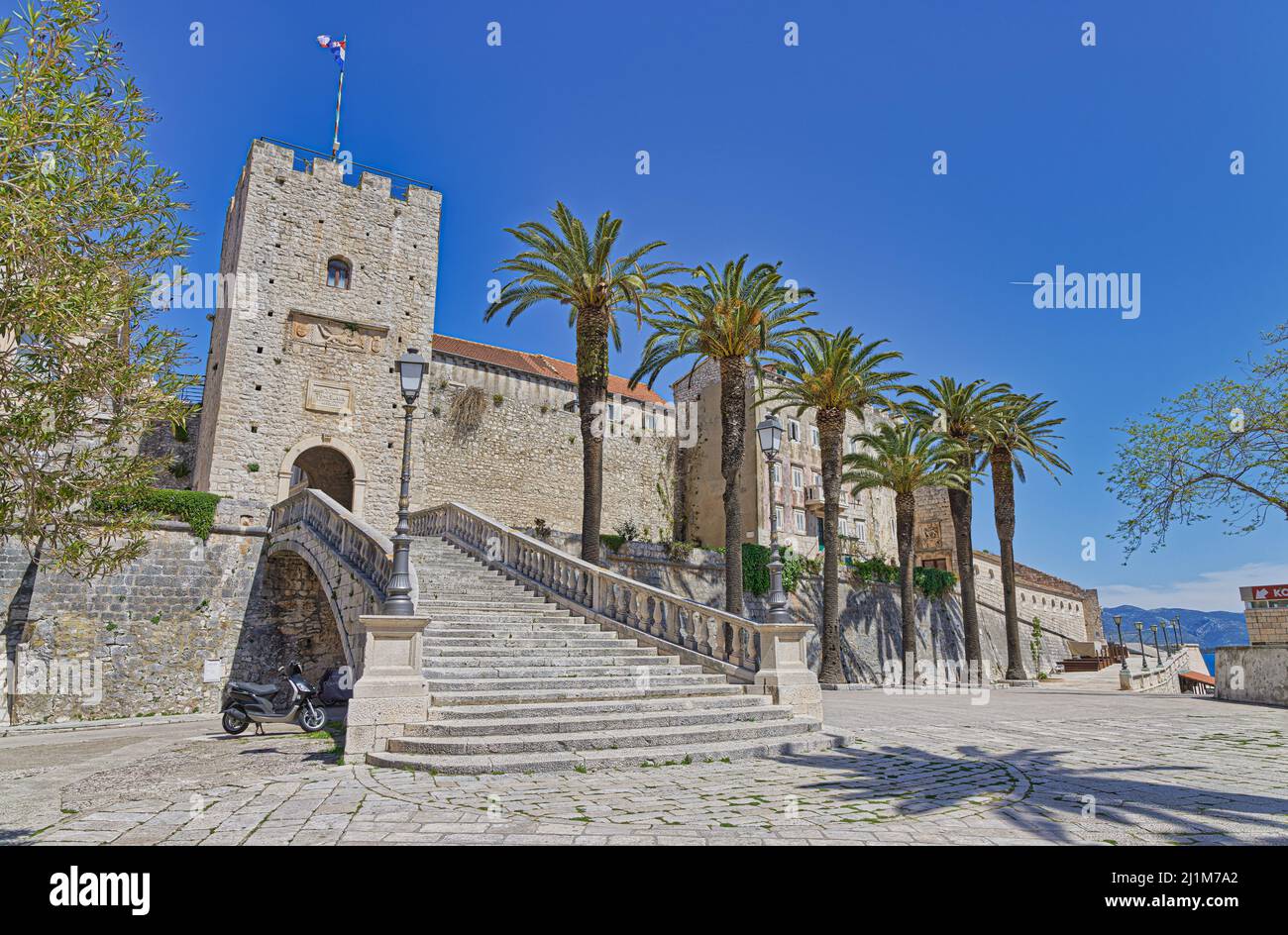 Der alte mittelalterliche Turm der Stadt Korcula Stockfoto