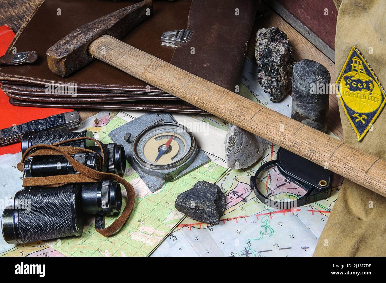Stillleben mit Werkzeugen eines Feldgeologen - Feld vintage Geologie Konzept Stockfoto