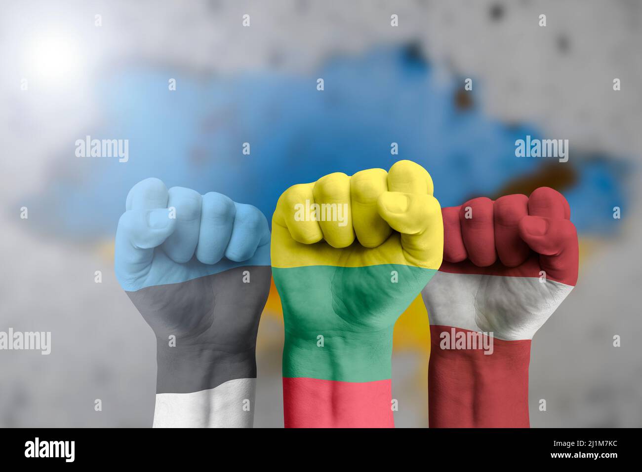 Die baltischen Länder unterstützen die Ukraine. Humanitäre Hilfe für die Ukraine. Die Faust ist in den Farben der Flagge Litauens, Lettlands, Estlands gegen gemalt Stockfoto