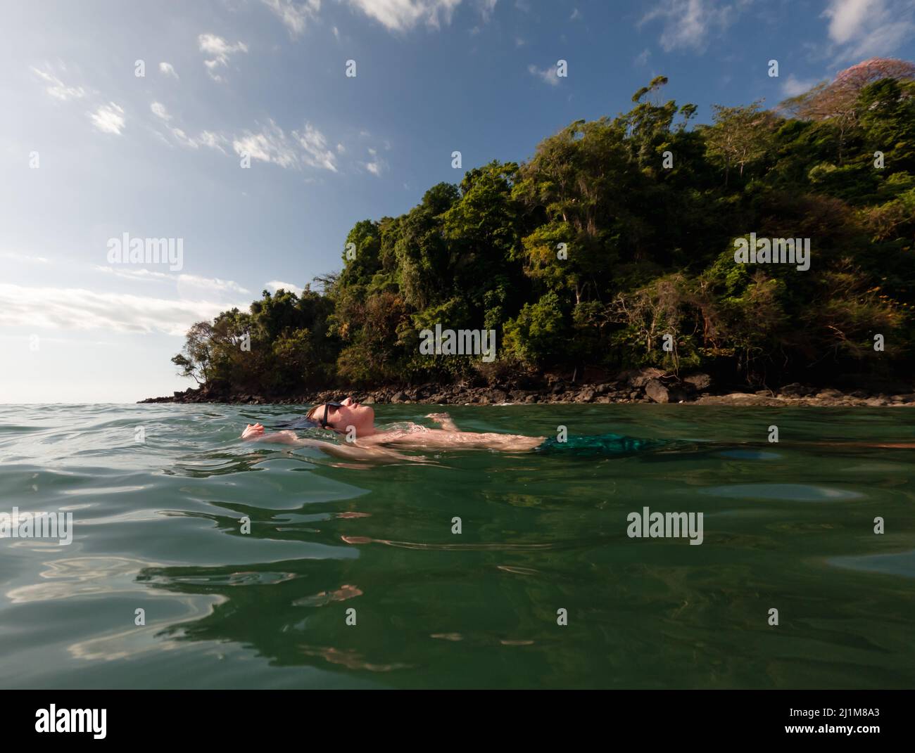 Teen boy entspannt im Meer auf tropischen Urlaub in Costa Rica. Stockfoto