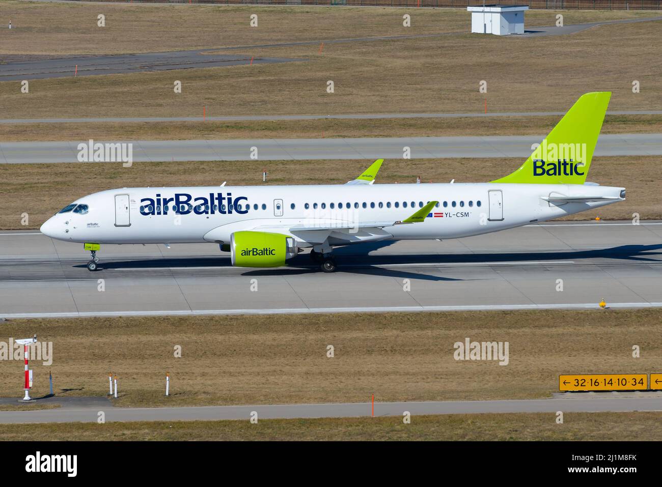 AirBaltic Airbus A220-Flugzeuge mit Abflug in Zürich. Das Flugzeug, das früher als Bombardier CSeries 300 der Air Baltic bekannt war, fliegt nach Riga, Lativa. Stockfoto