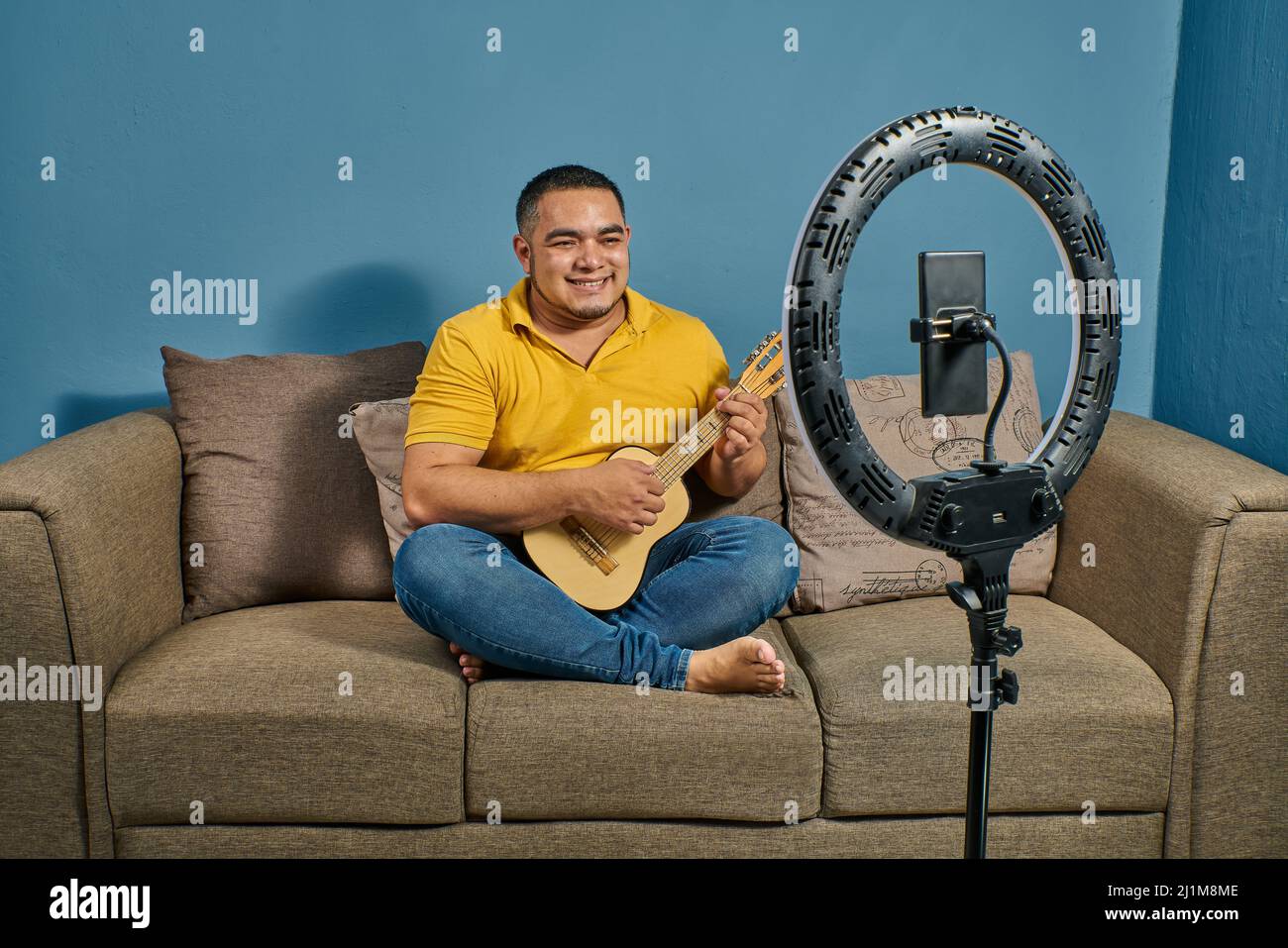 Gitarrenunterricht in Online-Kursen mit Live-Unterricht Stockfoto