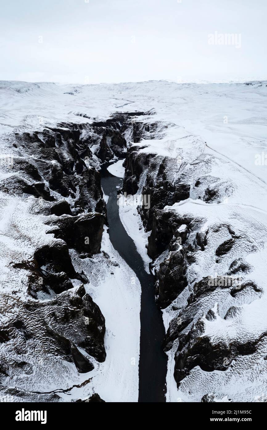 Luftaufnahme des Fjadrargljufur Canyon im Winter. Kirkjubæjarklaustur, Sudurland (Südisland), Island, Nordeuropa. Stockfoto