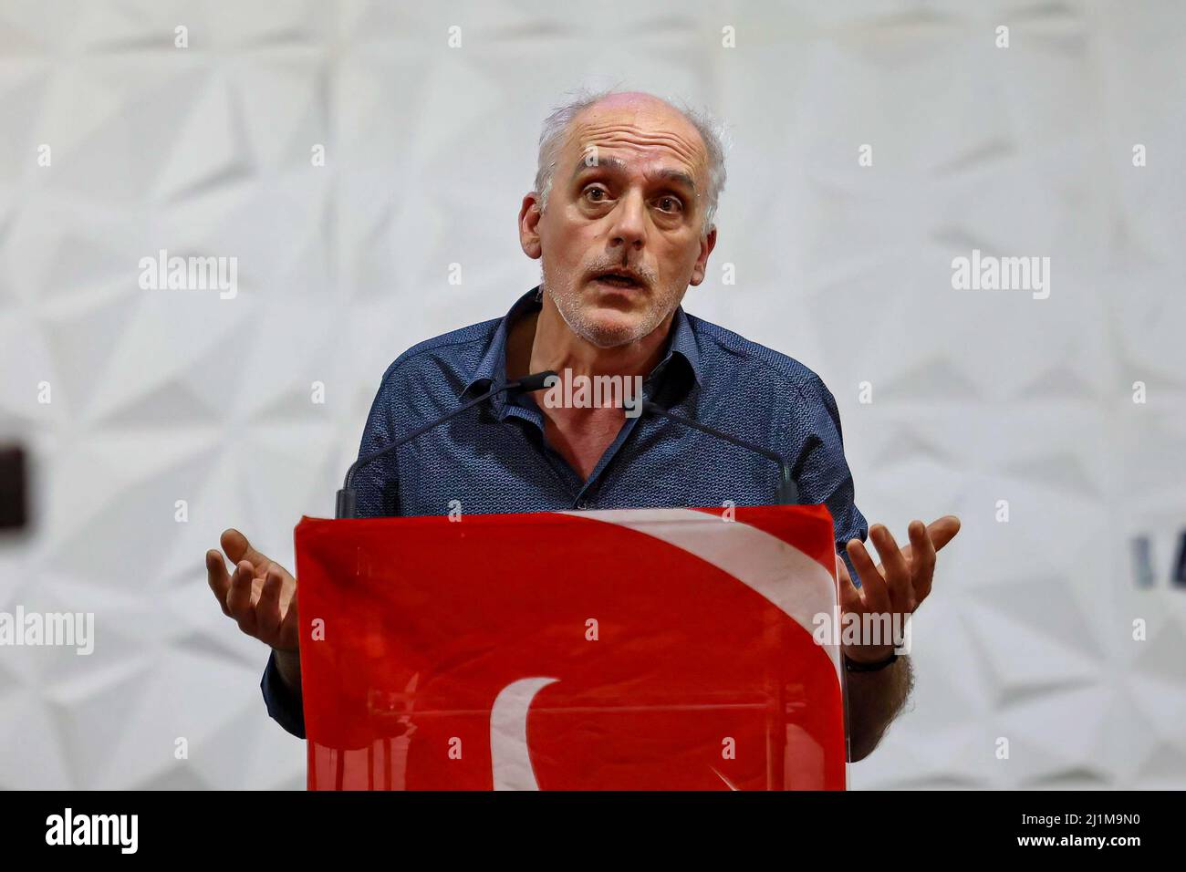 Marseille, Frankreich. 24. März 2022. Philippe Poutou spricht bei einer Wahlkampfveranstaltung in Marseille. Philippe Poutou ist der Kandidat der NPA (New Anticapitalist Party) bei den französischen Präsidentschaftswahlen 2022. Er vertritt die revolutionäre extreme Linke, die gegen den Kapitalismus und alle Formen der Diskriminierung kämpft. (Bild: © Denis Thaust/SOPA Images via ZUMA Press Wire) Stockfoto