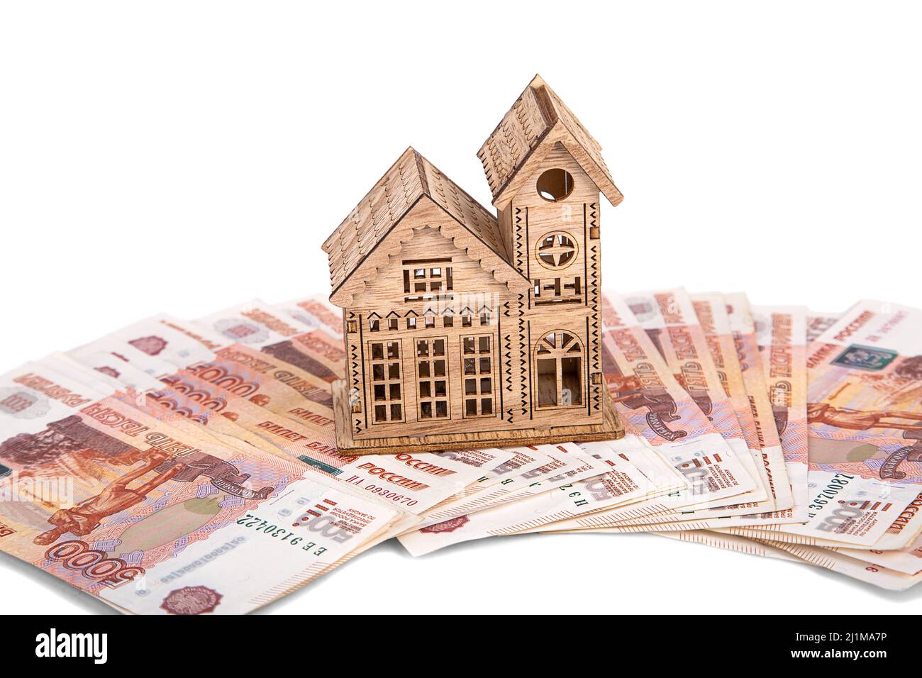 Holzhaus auf russischen Rubel auf weißem Hintergrund Stockfoto
