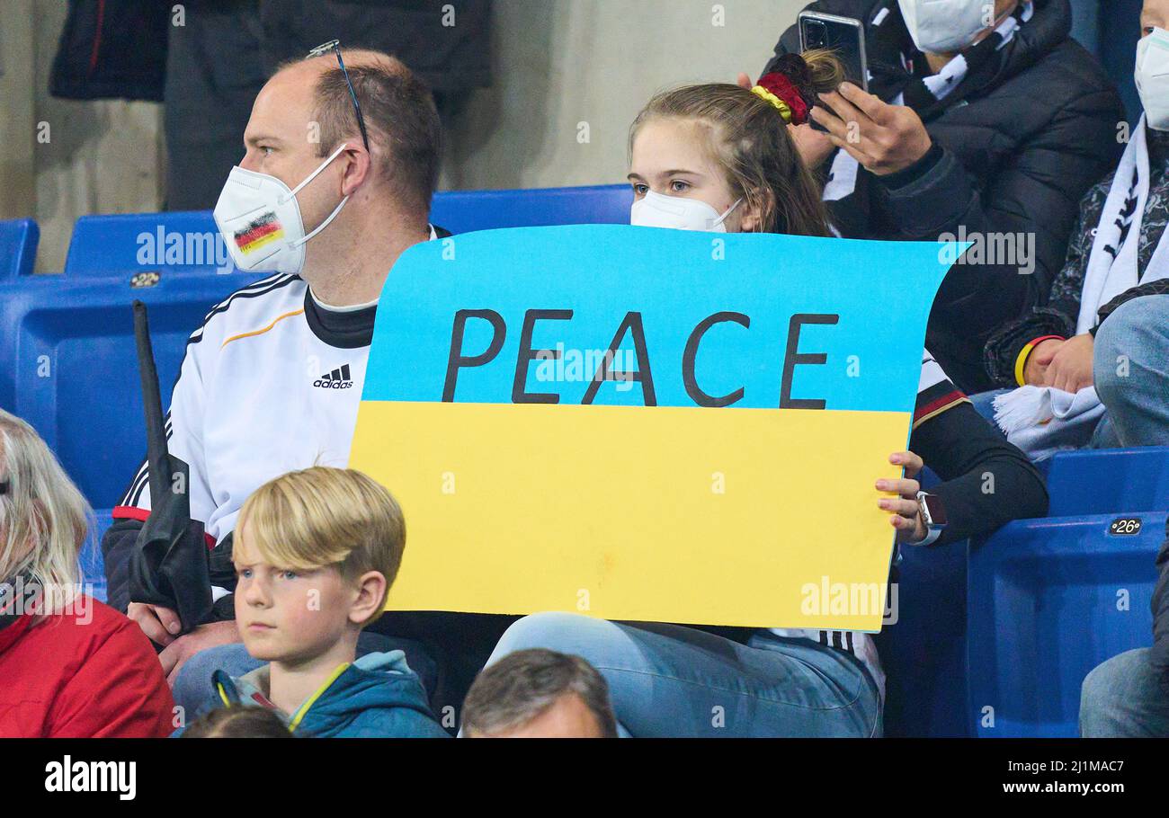 DFB-Fans gegen den Krieg in der Ukraine im Freundschaftsspiel DEUTSCHLAND - ISRAEL Vorbereitungen für die WM 2022 in Katar, Saison 2021/2022, am 26. März 2022 in Sinsheim, Deutschland. © Peter Schatz / Alamy Live News Stockfoto