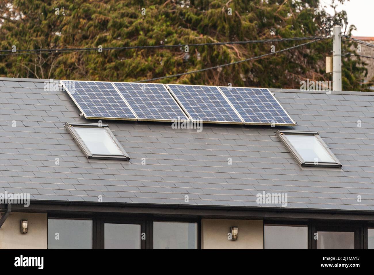 Sonnenkollektoren auf dem Dach eines Hauses. Stockfoto
