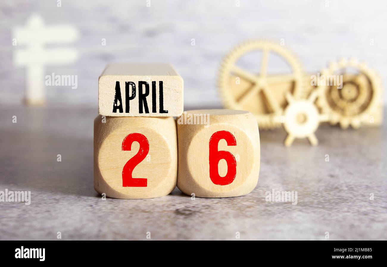 26. April, 26. April, 26. Tag des Monats April - Rustikal weiss Kalender Blöcke auf dunkelblauem Hintergrund mit leeren Raum für Text Stockfoto