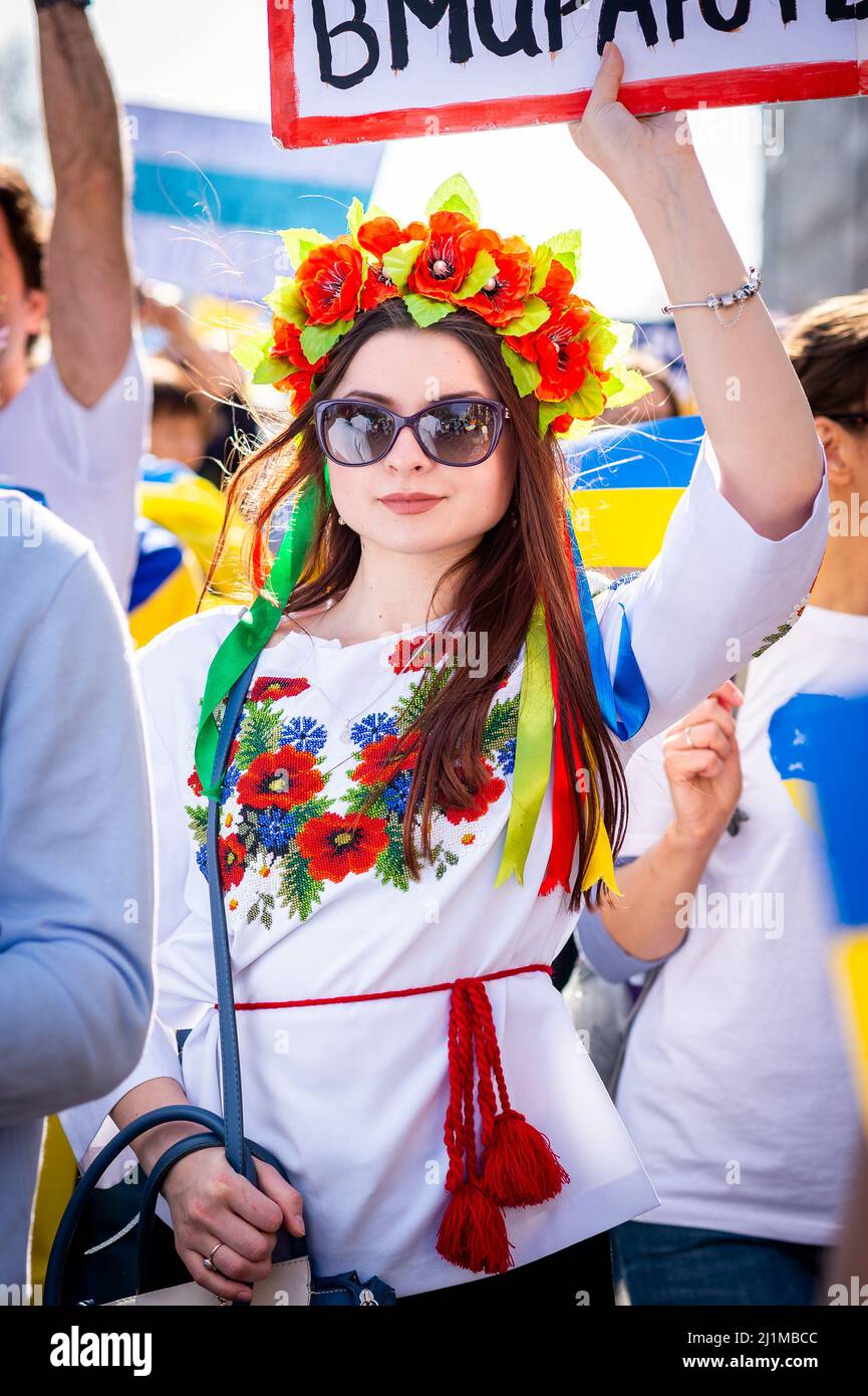 Tausende marschieren solidarisch gegen den Krieg in der Ukraine. "London steht mit der Ukraine" zeigt die Unterstützung für das ukrainische Volk. Gegen Putin. Stockfoto