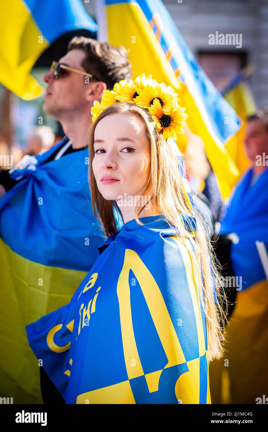 Tausende marschieren solidarisch gegen den Krieg in der Ukraine. "London steht mit der Ukraine" zeigt die Unterstützung für das ukrainische Volk. Gegen Putin. Stockfoto