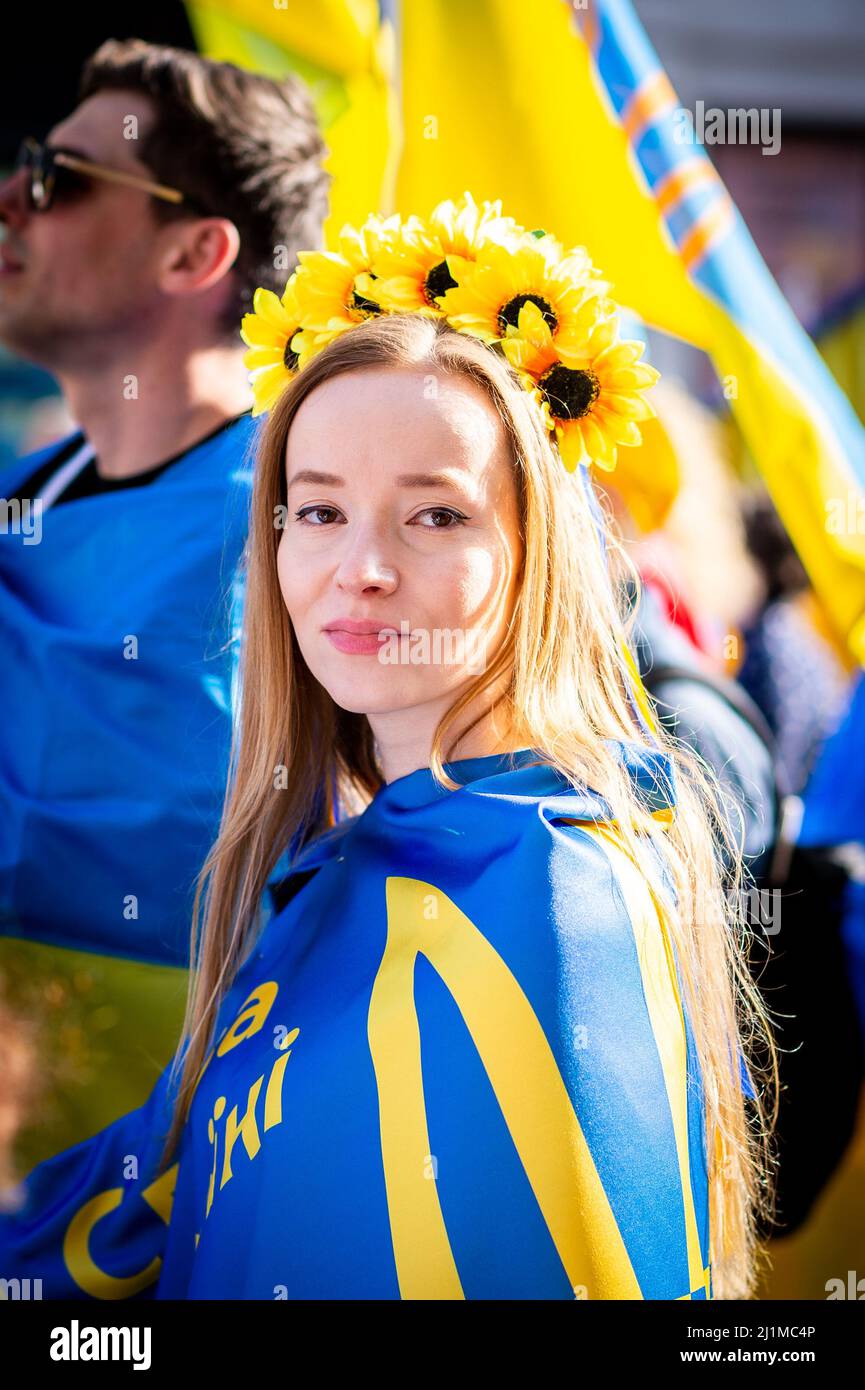 Tausende marschieren solidarisch gegen den Krieg in der Ukraine. "London steht mit der Ukraine" zeigt die Unterstützung für das ukrainische Volk. Gegen Putin. Stockfoto