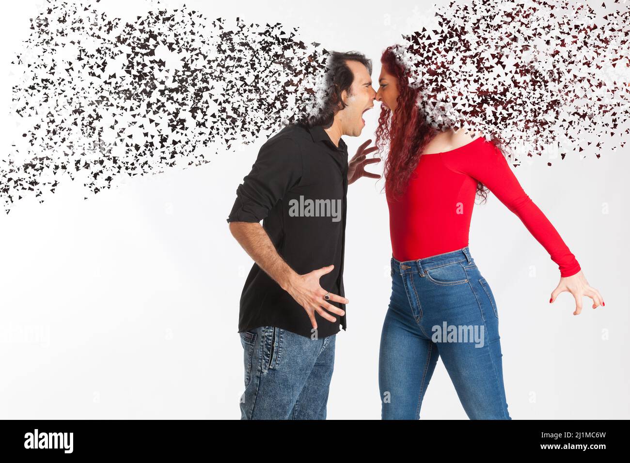 Junges Paar mit Problemen, die sehr gewalttätig argumentieren Stockfoto Junges Paar mit Problemen, die sehr gewalttätig argumentieren Stockfoto