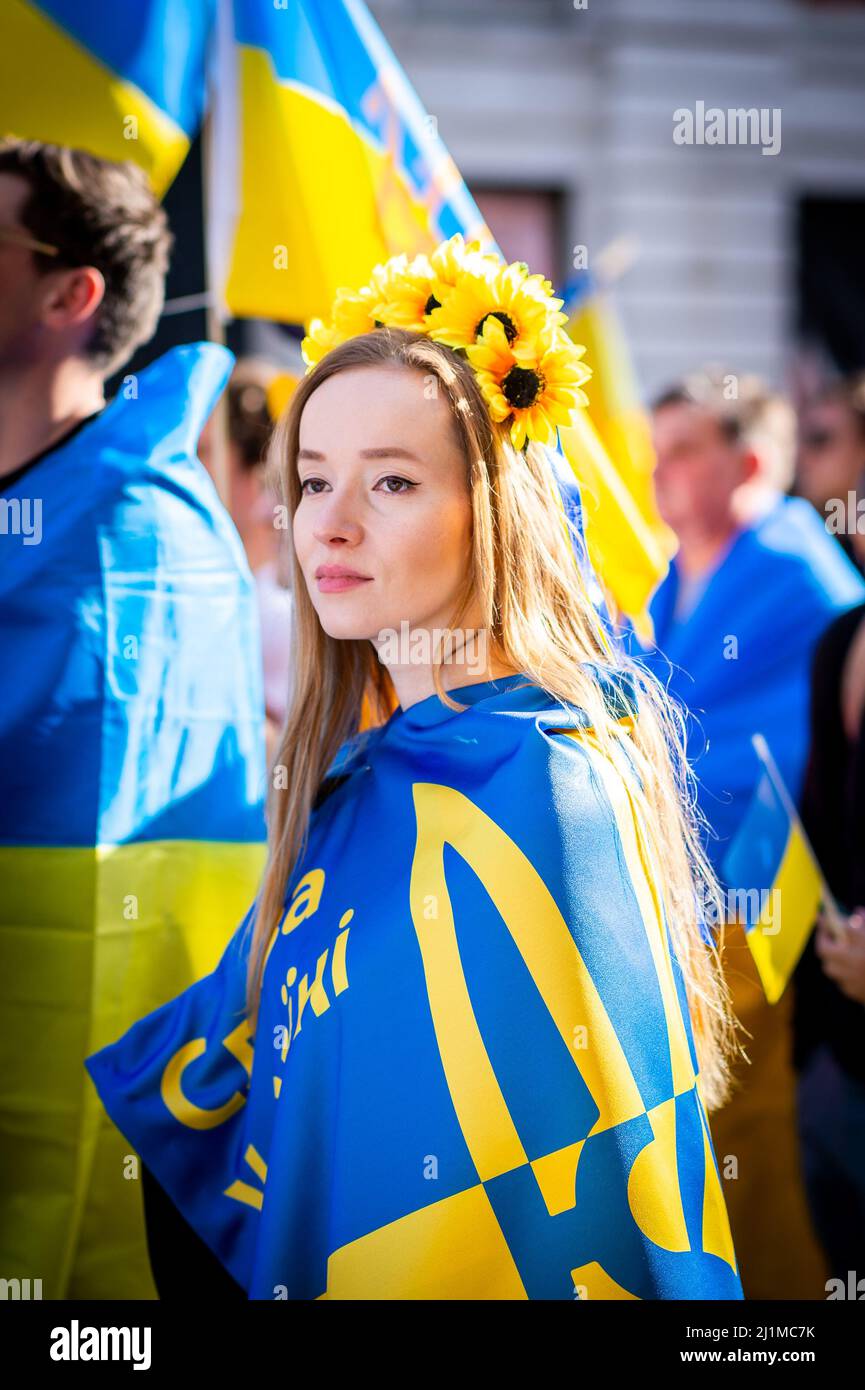 Tausende marschieren solidarisch gegen den Krieg in der Ukraine. "London steht mit der Ukraine" zeigt die Unterstützung für das ukrainische Volk. Gegen Putin. Stockfoto