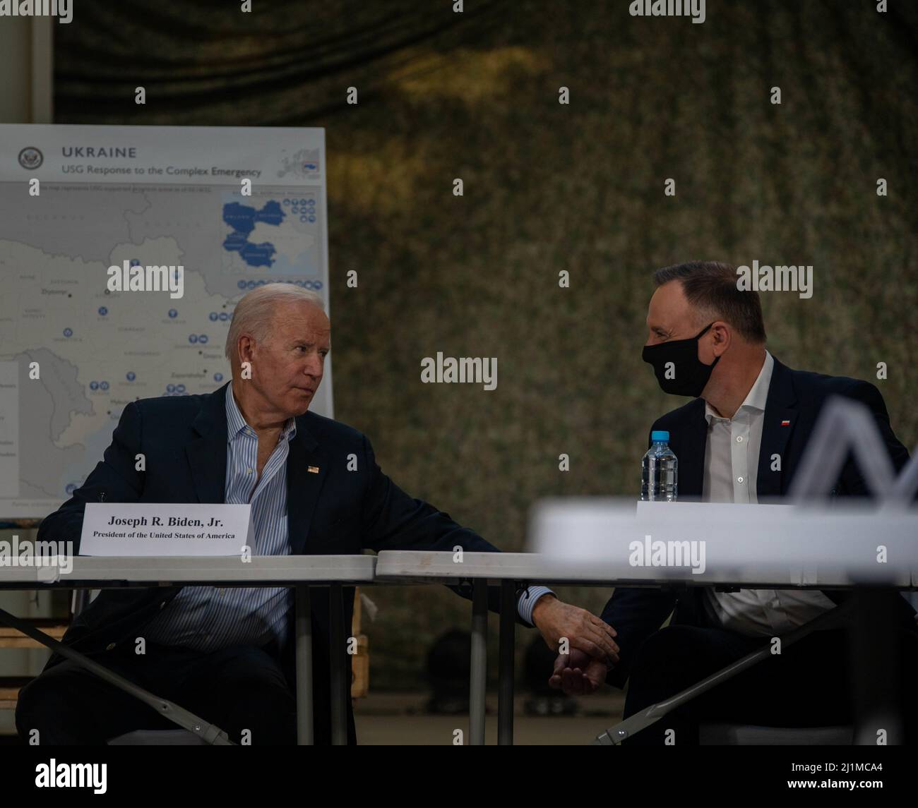 Der US-Präsident Joseph R. Biden Jr. und der Präsident der Republik Polen Andrzej Duda erhalten während der Konferenz zur humanitären Hilfe in Jasionka, Polen, am 25. März 2022 eine Einweisung. (USA Marine Corps Foto von Sgt. Robin Lewis.) Stockfoto
